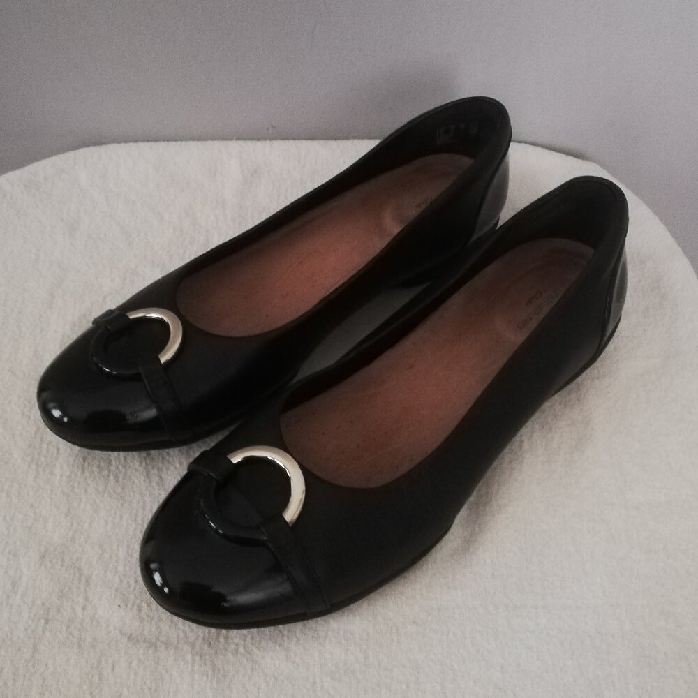 Clarks Two Tone Genuine Leather Buckle Dressy Work Flats Shoes Size 8